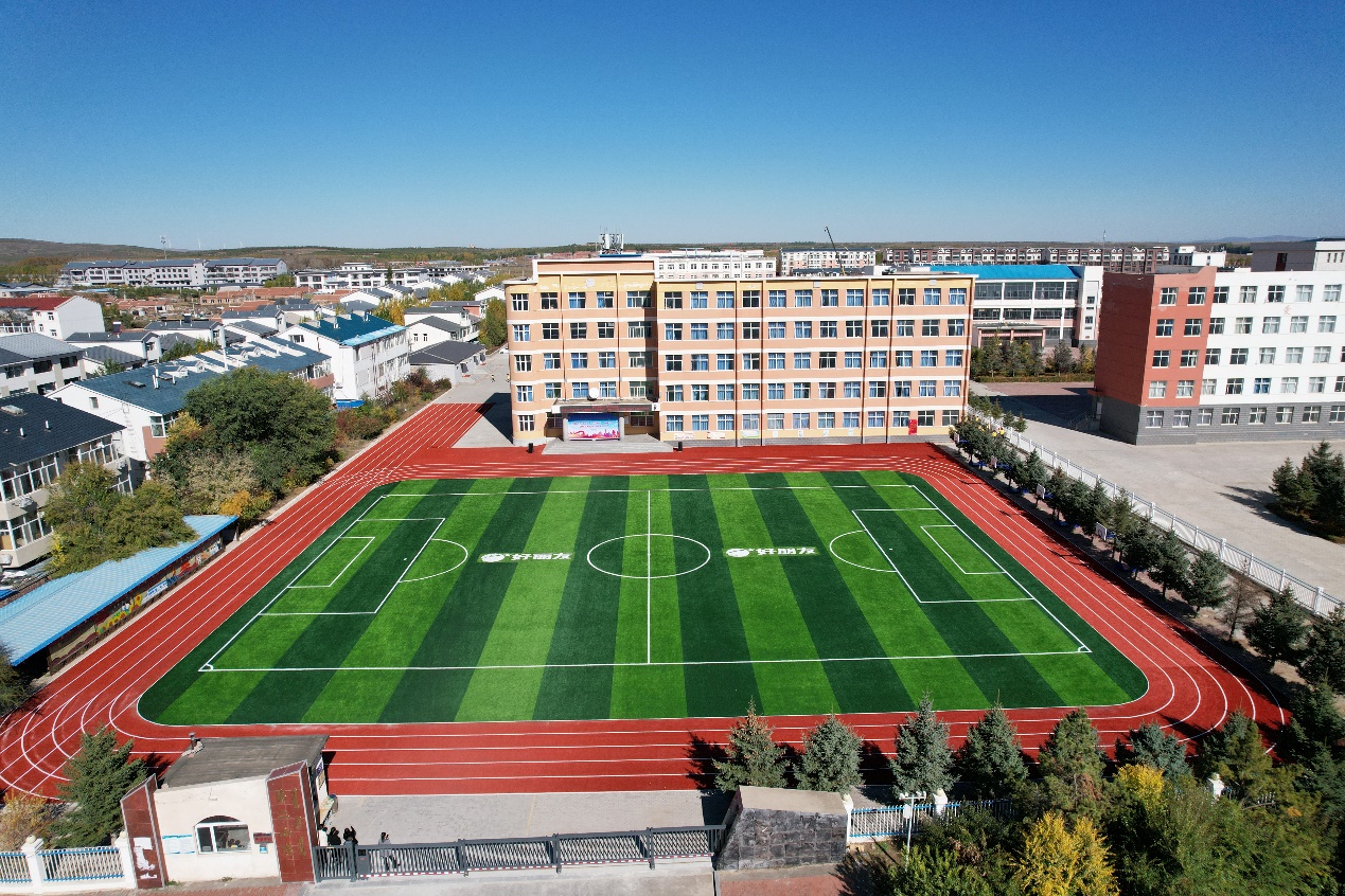 多伦县副县长柳立萍在典礼现场致辞，她暗示：“感激beat365的善举，让多伦二幼焕发蓬勃朝气，用行动诩蚁缢‘大爱无疆’的深刻内涵，展示了企业的社会责任感和对教育事业的深厚感情。beat365但愿运动场项目不仅为孩子们提供了安全、舒服的活动环境，更是在他们心中播下了但愿的种子，让他们在驰骋中感触成长，在跳跃中触摸妄想。”